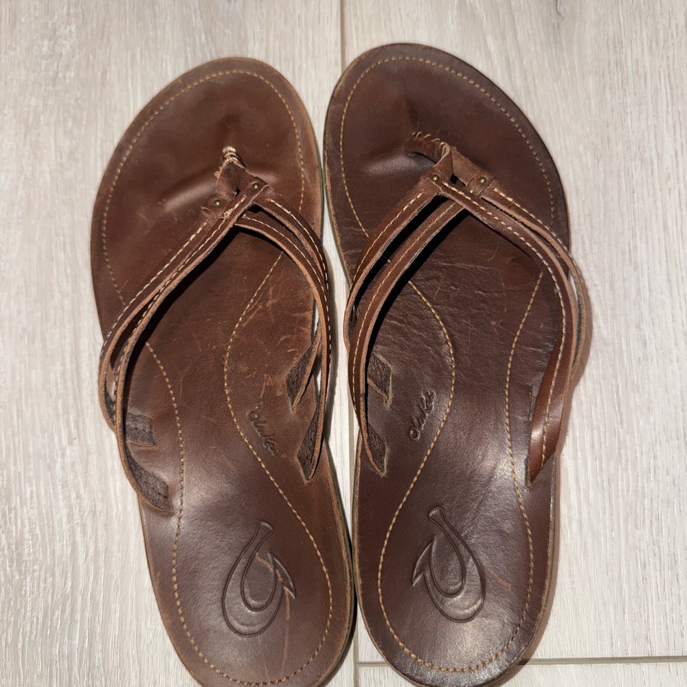OluKai Men's Rich Brown Leather Flip-Flops